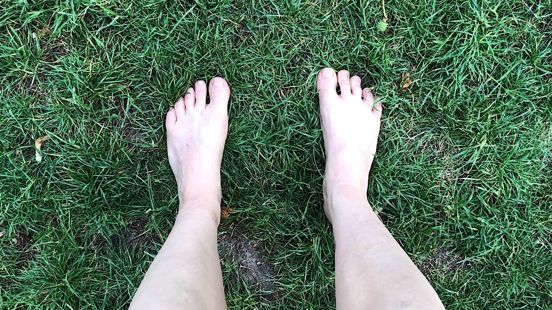 Füße im Gras